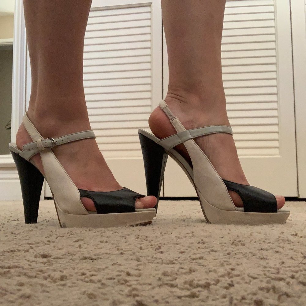 Unique color scheme heels🖤